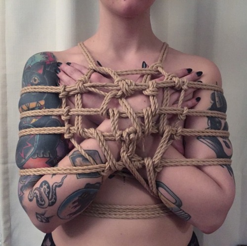 Porn photo daemonumx:Cross-armed chest harness by me