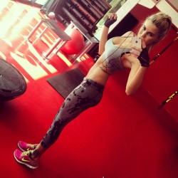 crossfitchicks:  Cute gym chick! 