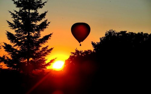 Vol en montgolfière au coucher de soleilwww.sport-decouverte.com/vol-montgolfiere.html