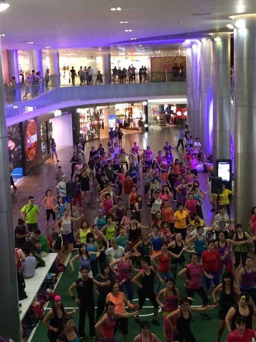 trait:  trait:  trait:  THERES A FLASHMOB GOING ON IN THE MIDDLE OF THIS MALL  no wait its just a public zumba class   life changing 