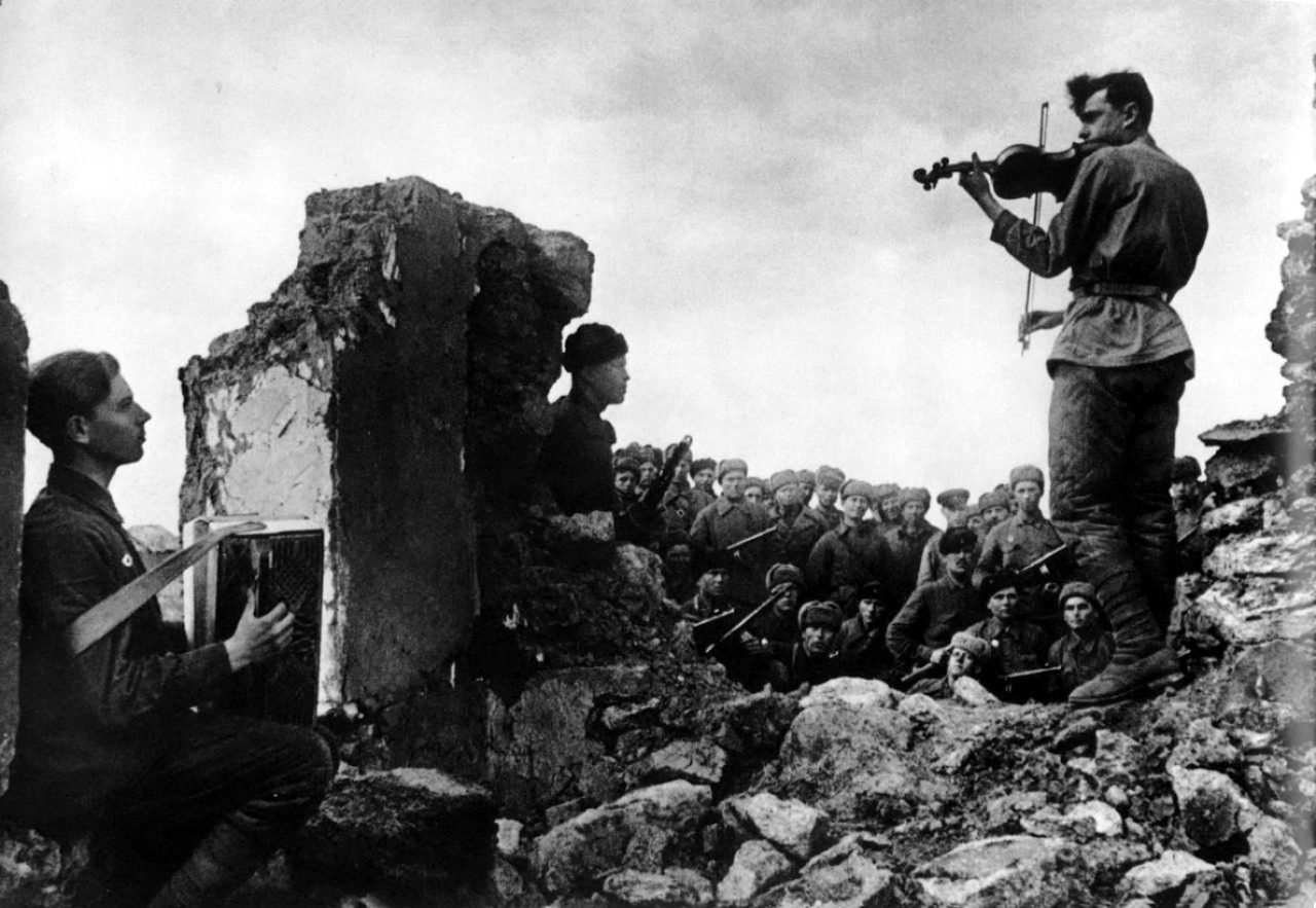 bag-of-dirt:  Soviet soldiers play a nocturne for their comrades amidst the ruins