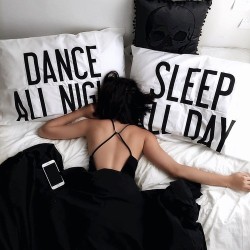 lemaon:  busystreetsnbsylives:  Dance all night… Sleep all day.  ･ ｡ﾟ･ ☆ﾟ 