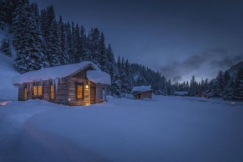 luxuryaccommodations:Romantic Cabin Getaway in ColoradoStunning wooden interiors along with upscale 