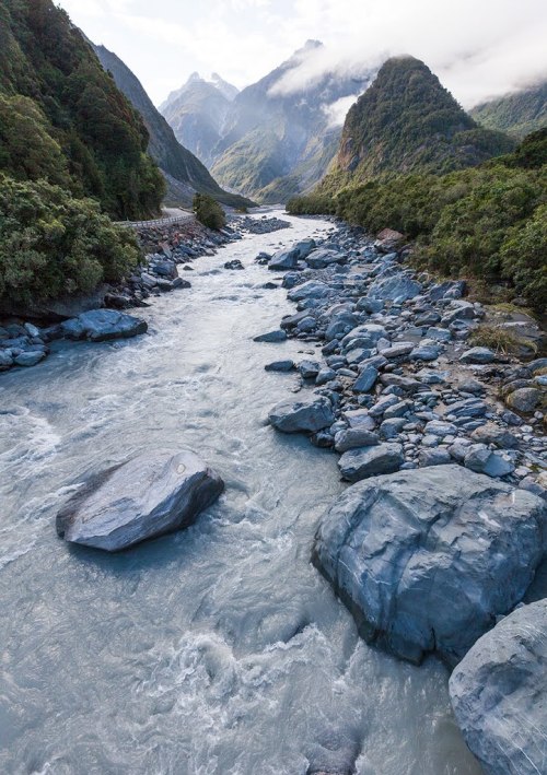 Fox glacier river in Westland National Park / New Zealand (by brucepython).