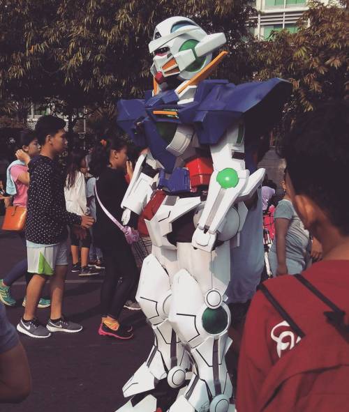 cartonianimatigiapponesi: Ada Gundam di Car Free Day. #gundam #carfreeday #jakarta #robot #cosplay b