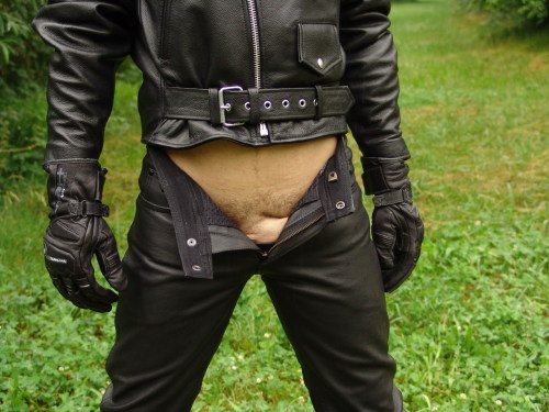 bb-motorbikes:BOYZ N MOTORBIKESCome Horny! Leave Happy!http://bb-motorbikes.tumblr.comU-like?