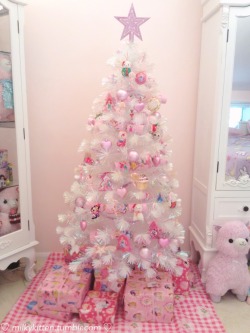 p0kemina:  milkykitten:  This years photo of my Alpacasso and Disney themed Christmas tree ( ̆▿ ̆ʃƪ)  My best friend always has the best Christmas decorations~!! I’m so jelly 