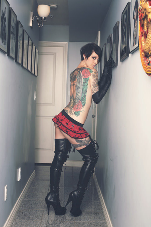 Porn Pics hornyinboots:  Leggy tatted stunner in boots