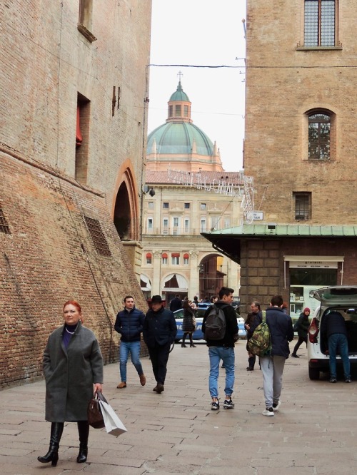 Acquisti di sabato in un freddo pomeriggio invernale, Bologna, 2019.