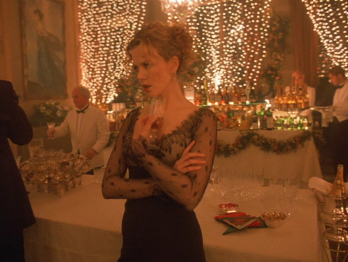 cinemasavage:  Eyes Wide Shut (Dir. Stanley Kubrick, 1999) Um… I… I think that’s my glass.  maravilla