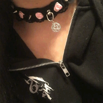 kittens-creme:  I can’t stop playing with this charm.. It’s so cute.. I do wish