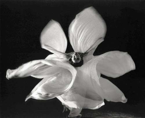 hauntedbystorytelling: F. W. Glasier :: Loie Fuller in La danse Blanche, 1902  