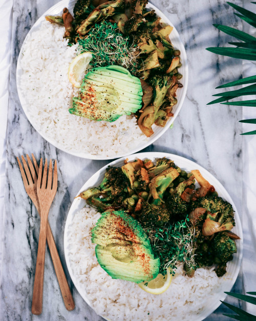 tropicallylina: PROTEIN-FULL RICE N’ GREENS simply sautéed garlicky broccoli and peas with lots of s