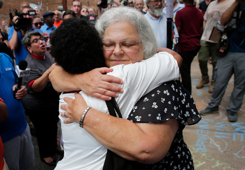 yahoonewsphotos: Charlottesville remembers Heather Heyer – Her mom revisits the site of her tr