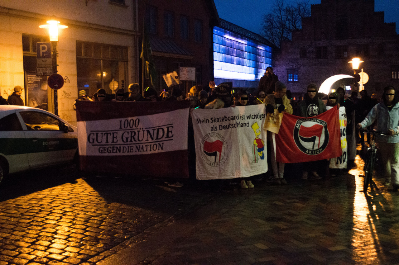 wirddochnichtsoschlimmsein:  360photography:  PEGIDA demonstriert  Der Staat schiebt