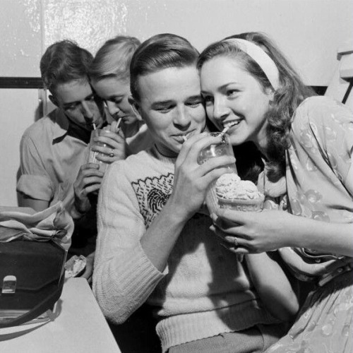 genterie:Teenagers drinking milkshakes in the 1950s