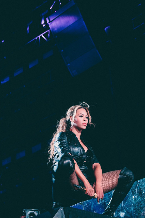 beyoncefashionstyle: On the run (July 30)