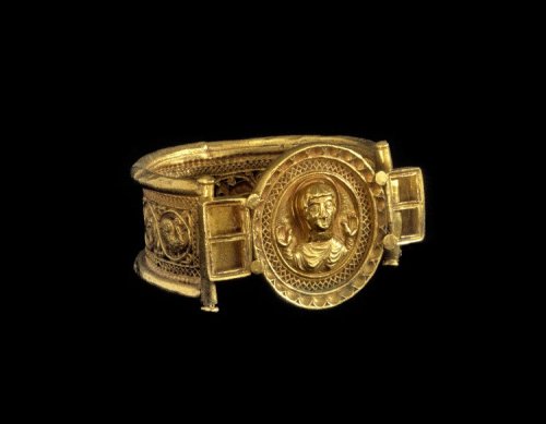ancientpeoples:BraceletEarly Byzantine600 AD(Source: The British Museum)