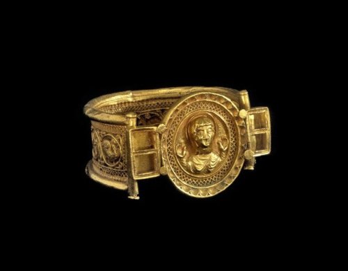 seehagiasophia:Bracelet, Early Byzantine, 600 AD (Source: britishmuseum)