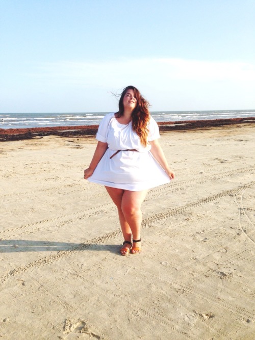 nataliemeansnice:please have these very similar but slightly different buncha pictures of me at the beach being a babe in this oversized asoscurve white tee that i wear as a dress. :)