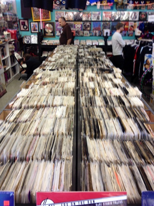 Digging for 45’s REALNESS @  Rock'n'Roll Heaven, Orlando Florida.