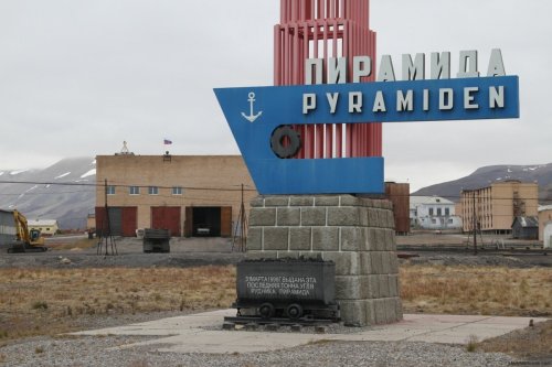 iliveonasouthpacificisland: Pyramiden is an old Soviet coal mining town located on the island of Spi