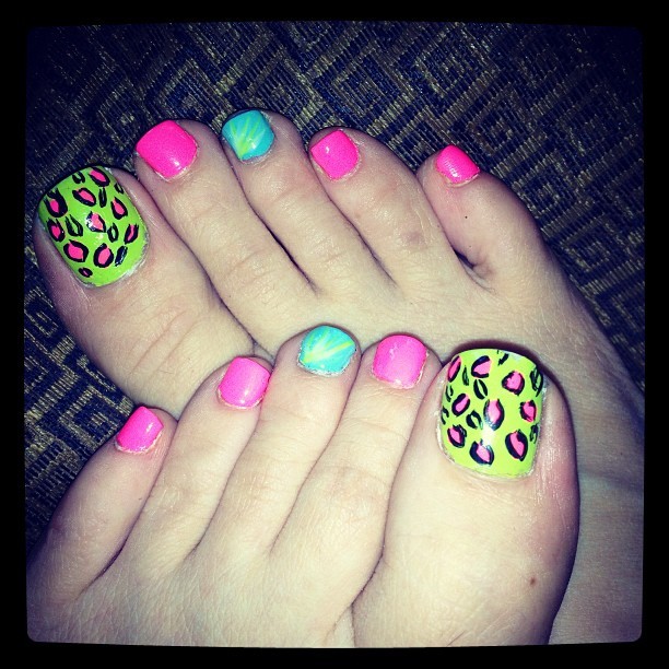 realrealxtina:  sweet self-pedicure 💅👣💄 #nails #nailpolish #nailart #selfie