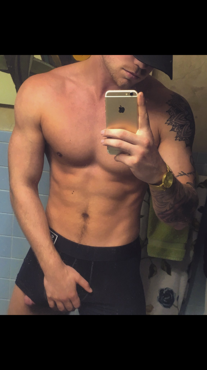 itsalekz:  celebrityeggplant:  I found the pic i was talking about  Dustin McNeer