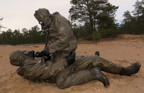 camo78fs: Zodiak fun geile Gummisoldaten beim Raufen im heißen Sand