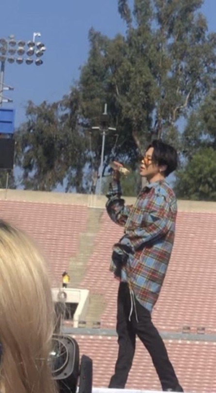 Black Haired Jimin Made A Comeback Today AND WE ARE ALL ON THE FLOOR CRYING ASOIJSKFROEIFJRFN THIS IS