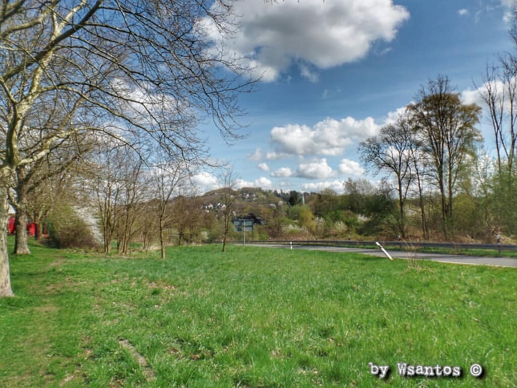 Um saída de uma estrada (em Kupferdreh, Nordrhein-Westfalen, Germany)