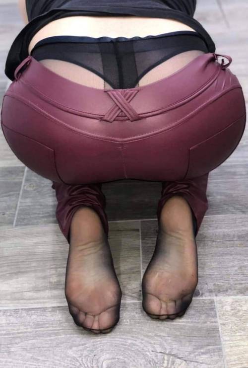 Reinforced toes and waistband of a pair of pantyhose