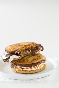 fullcravings:  S’mores Cookie Sandwiches 