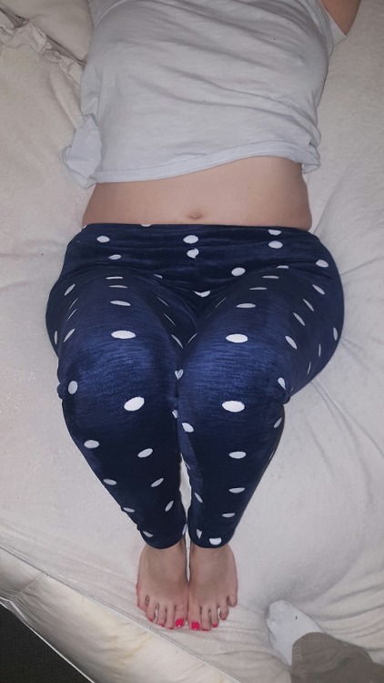 another cute one of her feet curves and sexy pokies.please comment