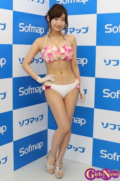 elliotsalem:worldofglovefetish:Miko Terada presenting her new movie.  Why aren’t more movies presented like this??