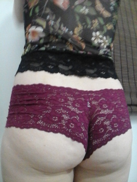 passthefrog1973:  Sexy panties nice ass too   MMmm que rico