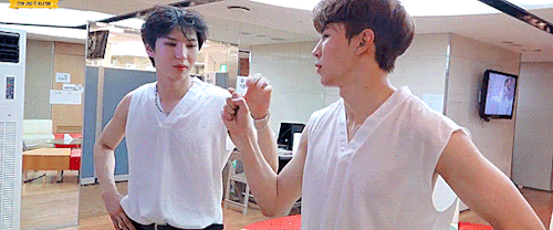 vixx-me-up: leobin + ✊✋✌  