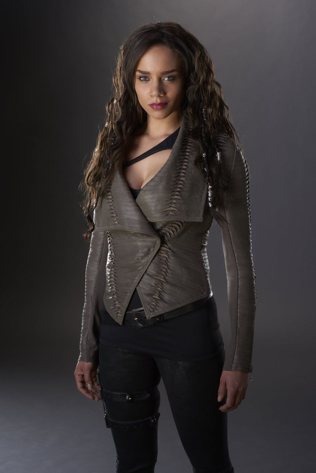 peaches-and-menthol:  Hannah John-Kamen is stunning and I love her