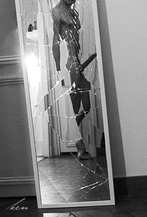 antonioedsoncadengue:  kenpictures:  Broken mirror. © ken 2013 http://kenpictures.tumlbr.com    Please follow me: http://antonioedsoncadengue.tumblr.com/archive   