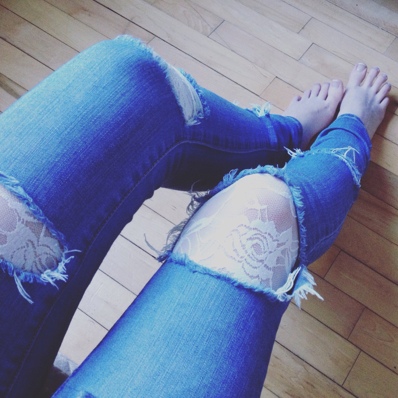 zmb7elwa: Lace &amp; legs.