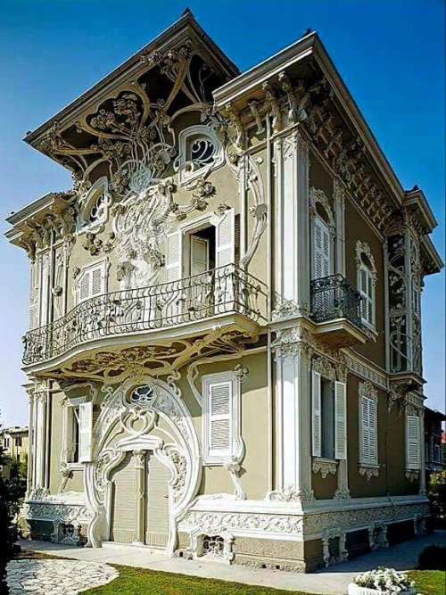 jeroenapers:  You love it or you hate it. Of je vindt het interessant. Villino Ruggeri   is een villa in Italiaanse Art Nouveau stijl, gelegen in het Italiaanse Pesaro. Het is gebouwd tussen 1902 en 1907 voor de industrieel Oreste Ruggeri, naar ontwerp