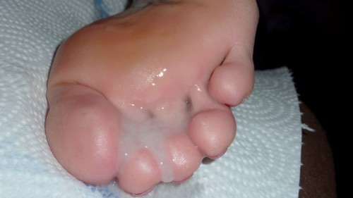 solefriend:The hottest aphrodisiac I can imagine: the hot cum cupped by her smelly toes creates the 