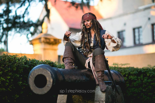 mulanwithad:queen-of-the-rising-demons:the-masters-fallen-angel:cosplayadoration:Captain Jack Sparrow. / Model/Makeup/Costume: Alyson Tabbitha / Photographer: Stephie Joy Photography WHAT  WHAT  WHAT DO YOU MEAN THOSE AREN’T PHOTOS OF JOHNNY DEPP