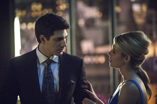 charlotte-90:Stills for Arrow 3x07 “Draw back your bow”I’m a little shocked, but I just realized how