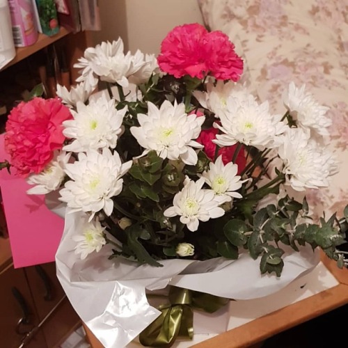 When ya man is literal #boyfriendgoals  Got these from @robdog1175 for what we have dubbed our “Mini-versary”. 😍💕💐  #boyfriend #love #mylove #flowers #miniversary #pinkandwhite #delivery #monamour #myheart #cute & #thoughtful