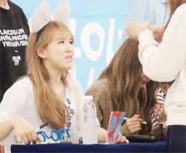 wendythegood:  wendy being cute with fans 