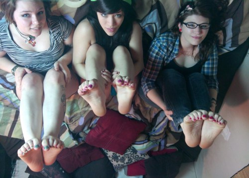 luvsgrlstoes:  myfriendsprettyfeet:  The guy who runs footpunkz literally lives my dream life. The b