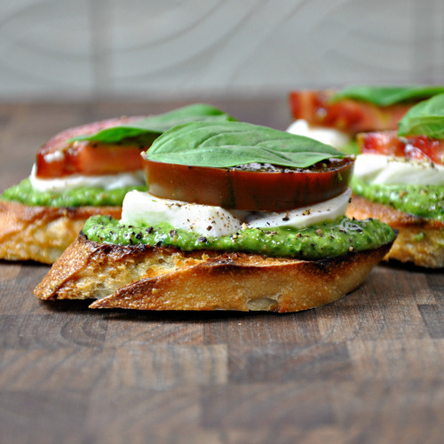 in-my-mouth:
“ Caprese Crostini with Pesto
”