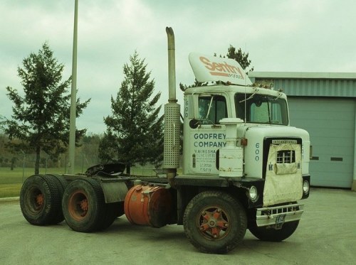 International Throwback www.CDLhunter.com#throwback #workingtruck #workingtrucks #history #vintage