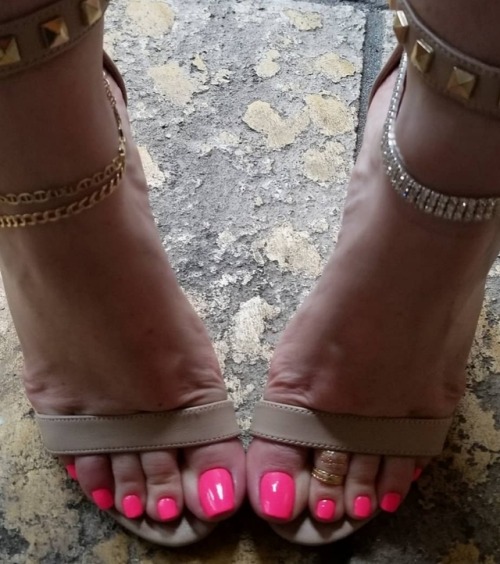 harleycpl21:  crazysexytoes: Pretty in pink.  Inspiration